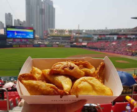 돌아온 야구 시즌, 구장별 최고의 먹거리는?